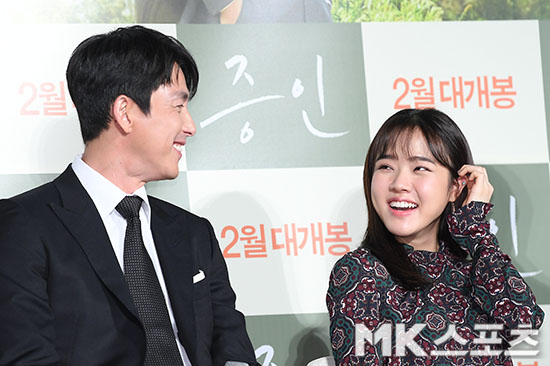 <p> Actor Jung Woo-sung and Kim Hyang Gi in 10 days Seoul Gwangjin Lotte Cinema Konkuk is in progress the movie Witness(Director, IT) Production report society attend to posing.</p><p>The film Witness is a murder suspects attorney to he was assigned a lawyer net(Jung Woo-sung)of the incident the only witness who autistic girl JI(Kim Hyang Gi), but in a story that unfolds to the Green Film.</p>