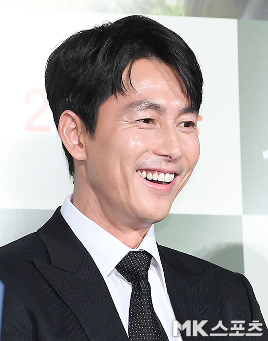 Actor Jung Woo-sung poses at the Production briefing session of the movie Witness (Director, Lee Han) held at the entrance of Lotte Cinema Counter in Gwangjin-gu, Seoul on the 10th.The movie Witness is a film about the story of a lawyer Sun Ho (Jung Woo-sung), who was in charge of the defense of a Murder suspect, meeting the only witness of the case, Ji Woo (Kim Hyang-gi).