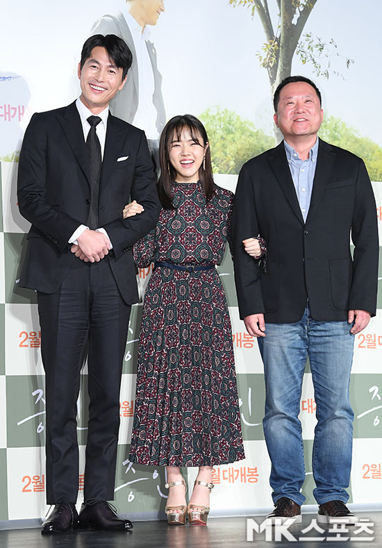Actors Jung Woo-sung, Kim Hyang Gi and Lee Han pose at the production briefing session of the movie Witness (Director, Lee Han) at the entrance of Lotte Cinema Counter in Gwangjin-gu, Seoul on the 10th.The film Witness is a film about a lawyer, Jung Woo-sung, who was in charge of the defense of a murder suspect, meeting Kim Hyang Gi, the only witness to the case.