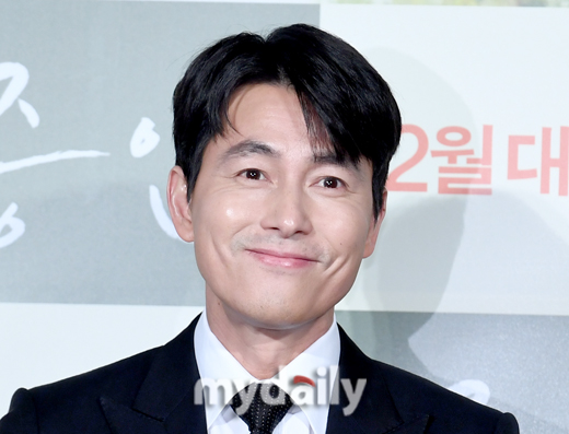 Jung Woo-sung is greeting the film Witness (Director Lee Han-bae Lotte Entertainment) Production Briefing Session held at Lotte Cinema in Jayang-dong, Seoul on the morning of the 10th.