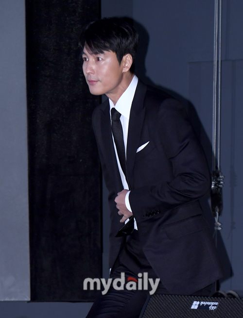 Jung Woo-sung is greeting the film Witness (Director Lee Han-bae Lotte Entertainment) Production Briefing Session held at Lotte Cinema in Jayang-dong, Seoul on the morning of the 10th.