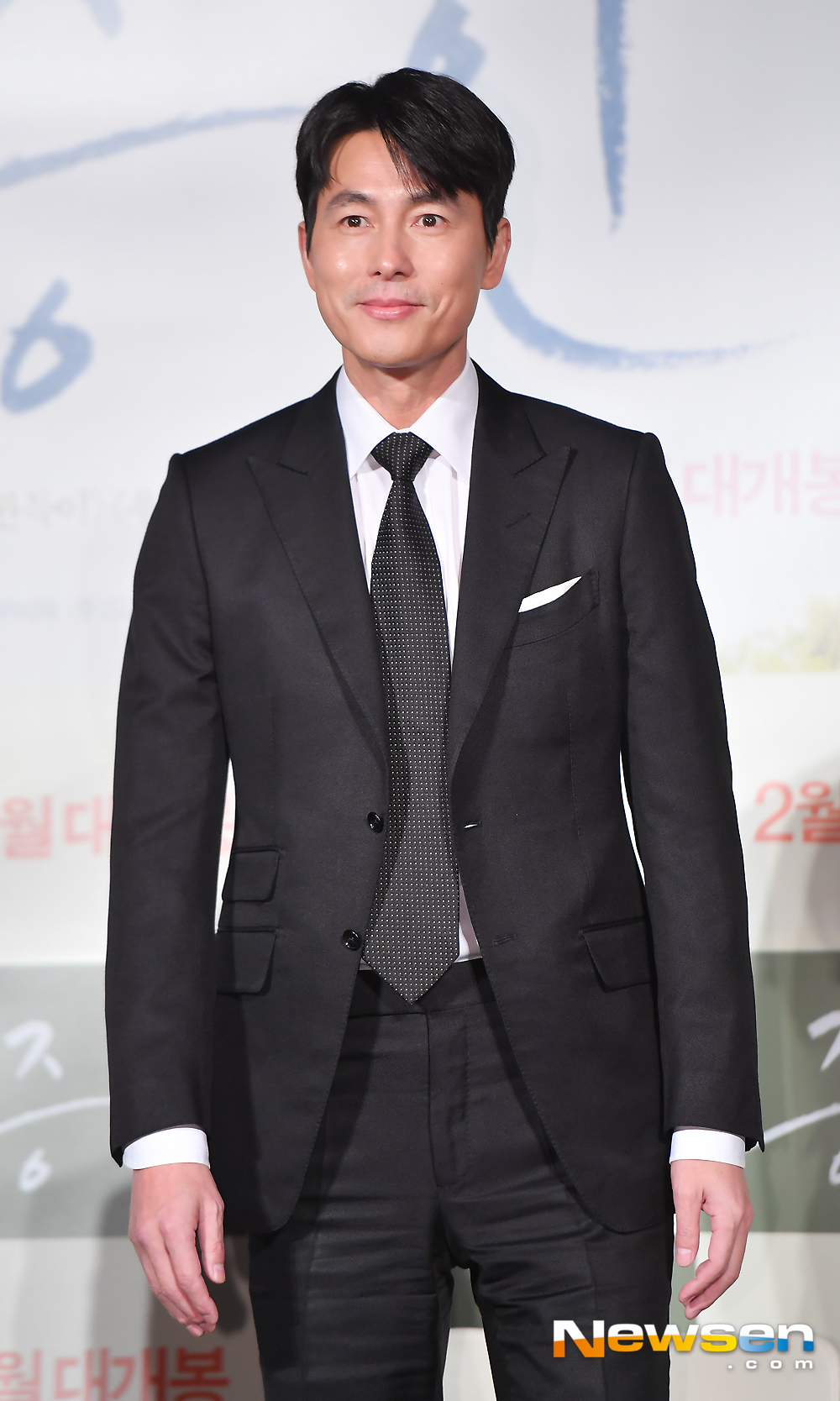 The movie Witness Production Briefing Session was held at the entrance of the Lotte Cinema Counter in Seoul City Square on the morning of January 10Jung Woo-sung is entering the day.Production briefing session was attended by director Lee Han, actor Jung Woo-sung and Kim Hyang-gi