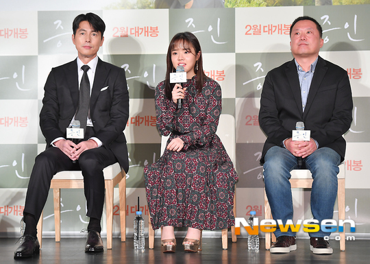 The director of the Witness confessed that there was a moment when he saw Jung Woo-sung.Director Lee Han expressed his feelings of co-working with Actor Jung Woo-sung and Kim Hyung Gi at the production report of the movie Witness (director Lee Han) held at the entrance of Lotte Cinema Counter at 11 am on January 10.First, director Lee said, I thought it would be a fun movie anyway. I hope it will be a movie that can be seen without boredom for a little over two hours.Lee said, I was sick when I saw Jung Woo-sungs eyes looking at Kim Hyang Gi. Kim Hyang Gi said, I was happy when Kim Hyang Gi expressed his feelings in the scenario.Meanwhile, Witness starring Kim Hyang Gi, Jung Woo-sung, is a film about a lawyer Sun Ho (Jung Woo-sung), who has to prove the innocence of a possible murder suspect, meeting Kim Hyang Gi, an autistic girl who is the only witness at the scene of the incident.Its scheduled for release Feb.Park Byoung-reum / Pyo Myeong-jung