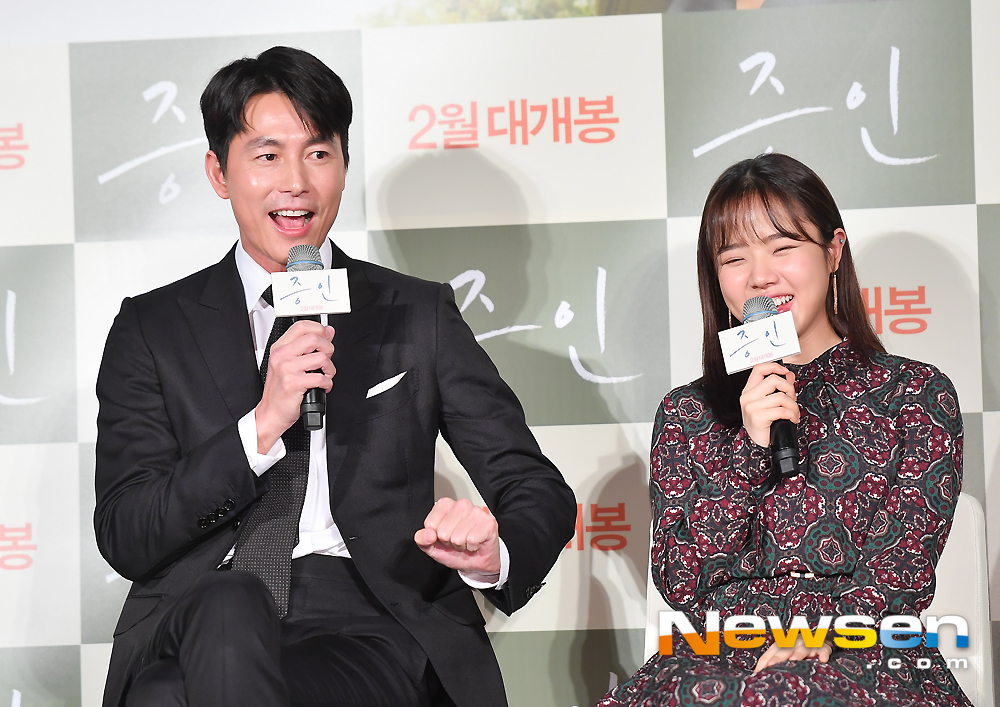 The movie Witness Production Briefing Session was held at the entrance of the Lotte Cinema Counter in Seoul City Square on the morning of January 10Jung Woo-sung Kim Hyung Gi is interviewing on the day.Production briefing session was attended by director Lee Han, actor Jung Woo-sung and Kim Hyung Gi
