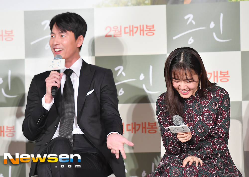 The movie Witness Production Briefing Session was held at the entrance of the Lotte Cinema Counter in Seoul City Square on the morning of January 10Kim Hyang Gi Jung Woo-sung is interviewing on the day.Production briefing session was attended by director Lee Han, actor Jung Woo-sung and Kim Hyung Gi