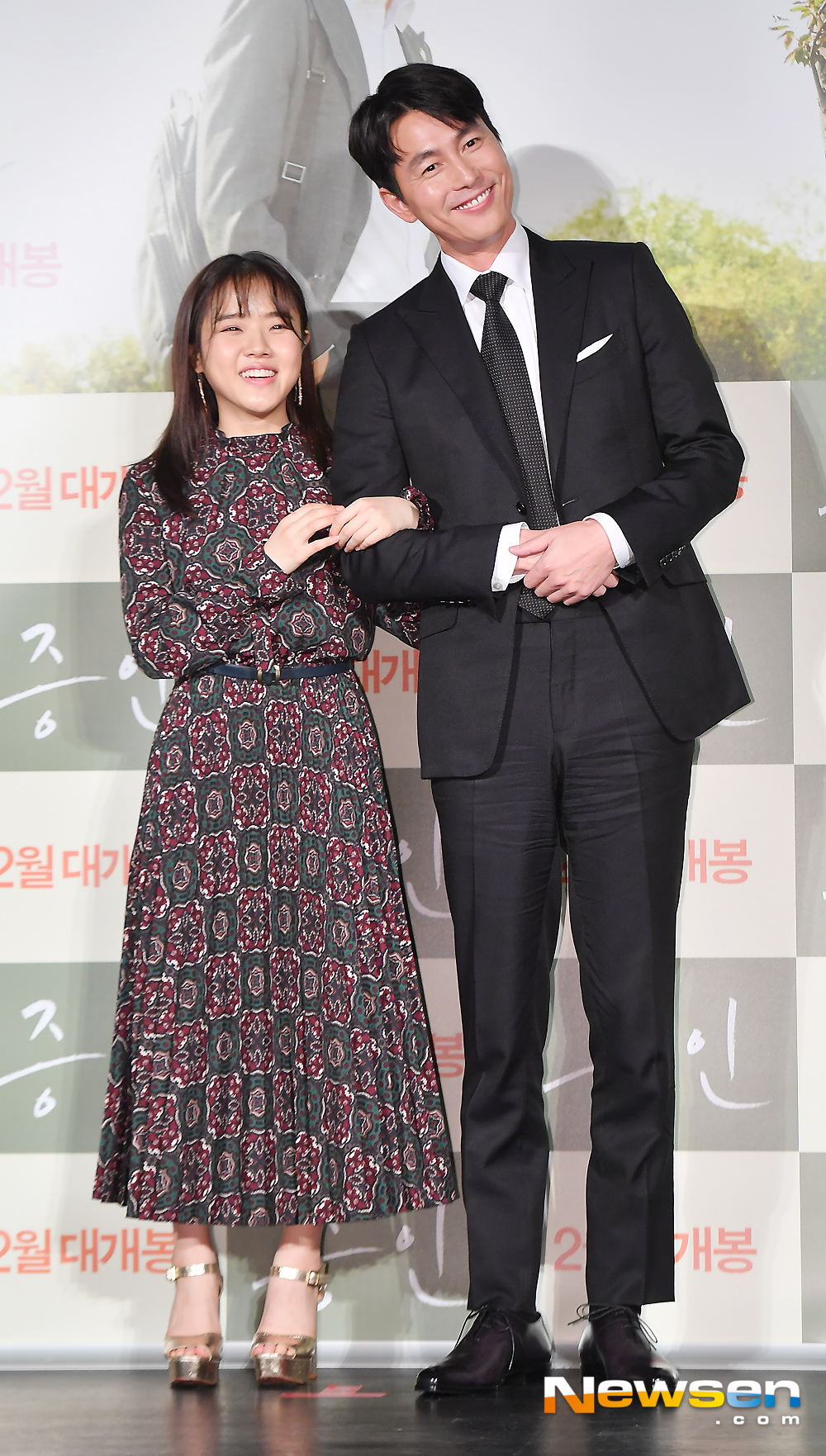 The movie Witness Production Briefing Session was held at the entrance of the Lotte Cinema Counter in Seoul City Square on the morning of January 10On this day, Jung Woo-sung Kim Hyung Gi is responding to the photo pose.Production briefing session was attended by director Lee Han, actor Jung Woo-sung and Kim Hyung Gi