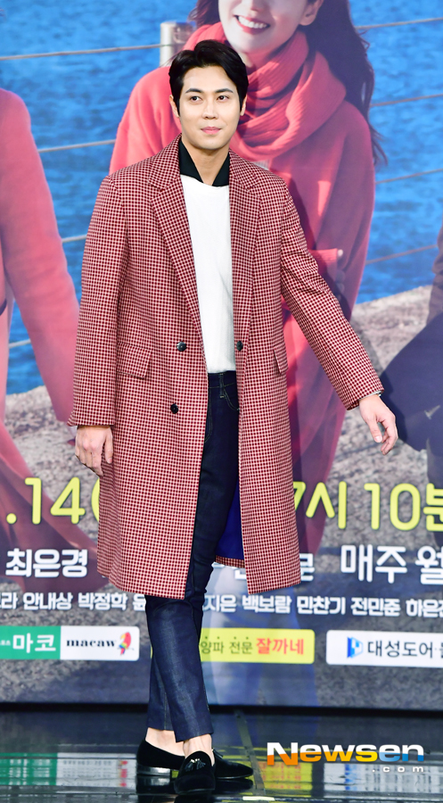 MBCs new daily drama Yongwang Bohasa production presentation was held at the Golden Mouse Hall of Sangam MBC New Building in Mapo-gu, Seoul on the afternoon of January 10.Actors Lee So-yeon, Jae-hee Joan Kim Hyung-min and Choi Eun-kyung PD attended the ceremony.The story of the modern version of Shim Cheong-i (Lee So-yeon), a woman with an absolute perspective that reads thousands of colors of all things in the world, meets pianist Ma Pung-do (Jae-hee), who sees the world only in black and white, to share the beauty of love and life, and to find the secret of her lost father.Jang Kyung Ho