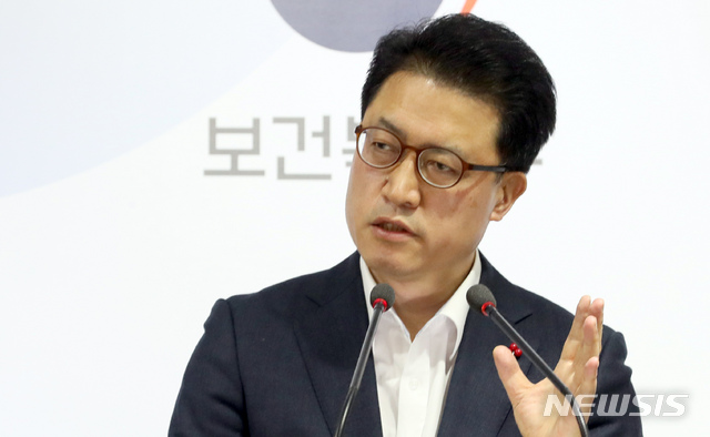 【세종=뉴시스】강종민 기자 = 배병준 보건복지부 사회복지정책실장 겸 커뮤니티케어추진본부장이 10일 오전 정부세종청사에서 지역사회 통합 돌봄(커뮤니케어) 선도사업 추진계획을 발표하고 있다. 2019.01.10. ppkjm@newsis.com