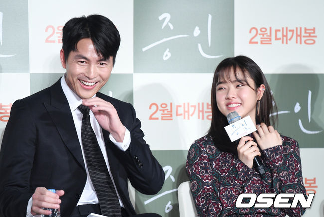 Actors Jung Woo-sung and Kim Hyung Gi attend the production briefing session of the movie Witness at the entrance of Lotte Cinema Counter in Jayang-dong, Seoul on the 10th.Witness is a film about a lawyer, Jung Woo-sung, who has to prove the innocence of a possible murder suspect, as he meets Kim Hyang Gi, an autistic girl who is the only witness to the scene of the incident.