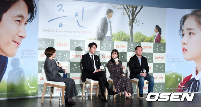 Actors Jung Woo-sung, Kim Hyang Gi, and Lee Han attend the production briefing session of the movie Witness at the entrance of Lotte Cinema Counter in Jayang-dong, Seoul on the 10th.The host is the broadcaster Park Kyoung-lim.Witness is a film about a lawyer, Jung Woo-sung, who has to prove the innocence of a possible murder suspect, as he meets Kim Hyang Gi, an autistic girl who is the only witness to the scene of the incident.