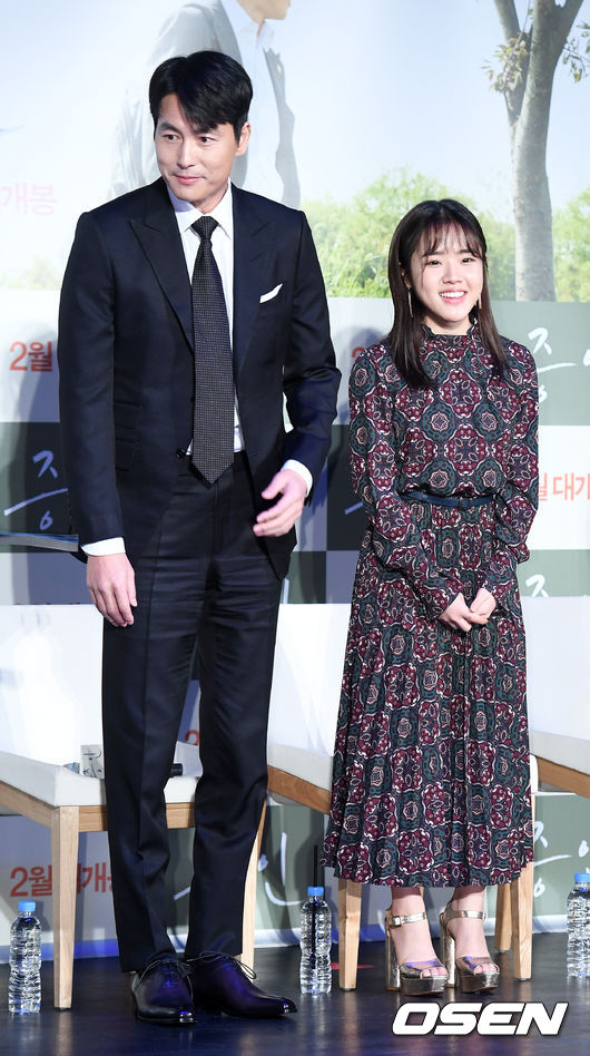 Actors Jung Woo-sung and Kim Hyung Gi attend the production briefing session of the movie Witness at the entrance of Lotte Cinema Counter in Jayang-dong, Seoul on the 10th.Witness is a film about a lawyer, Jung Woo-sung, who has to prove the innocence of a possible murder suspect, as he meets Kim Hyang Gi, an autistic girl who is the only witness to the scene of the incident.