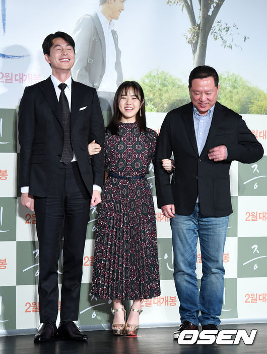 Actors Jung Woo-sung, Kim Hyang Gi, and Lee Han attend the production briefing session of the movie Witness at the entrance of Lotte Cinema Counter in Jayang-dong, Seoul on the 10th.Witness is a film about a lawyer, Jung Woo-sung, who has to prove the innocence of a possible murder suspect, as he meets Kim Hyang Gi, an autistic girl who is the only witness to the scene of the incident.
