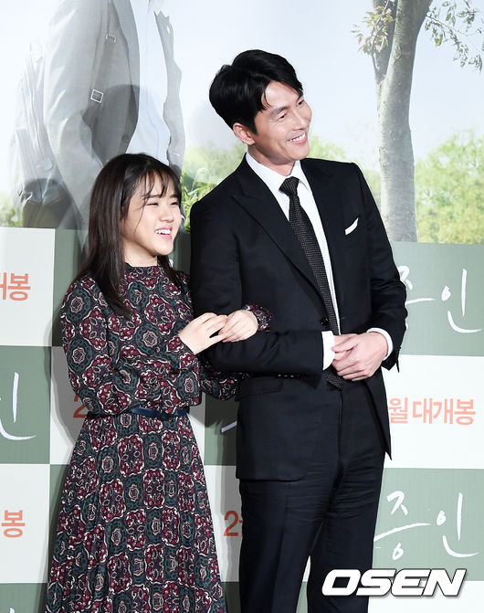 Actors Jung Woo-sung and Kim Hyung Gi attend the production briefing session of the movie Witness at the entrance of Lotte Cinema Counter in Jayang-dong, Seoul on the 10th.Witness is a film about a lawyer, Jung Woo-sung, who has to prove the innocence of a possible murder suspect, as he meets Kim Hyang Gi, an autistic girl who is the only witness to the scene of the incident.