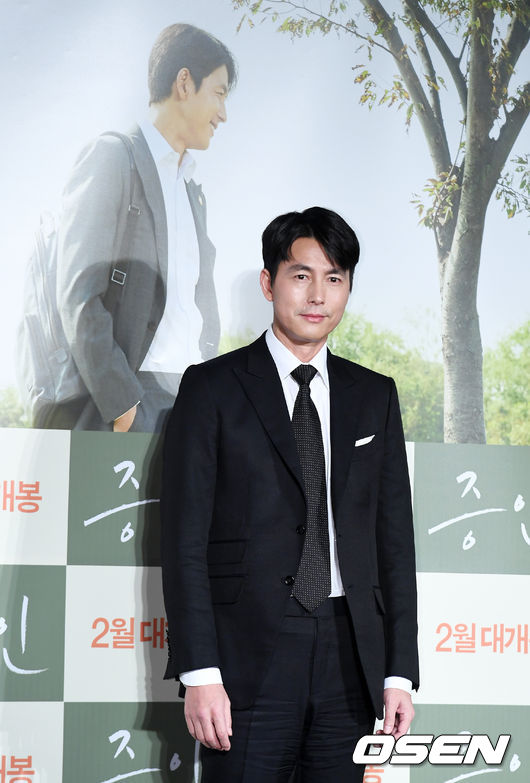 Actor Jung Woo-sung attends a Production briefing session on the movie Witness at the entrance of Lotte Cinema Counter in Jayang-dong, Seoul on the morning of the 10th and holds a meeting.Witness is a film about a lawyer Sun Ho (Jung Woo-sung), who has to prove the innocence of a possible murder suspect, meeting with autistic girl Ji Woo (Kim Hyang-gi), the only witness at the scene of the incident.
