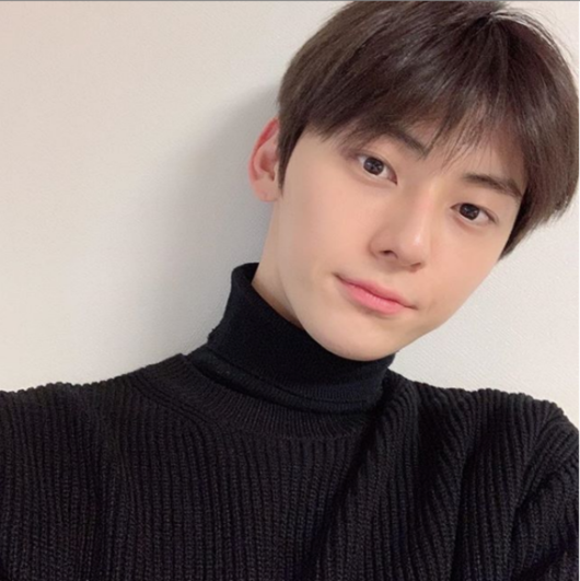 Group NUEST, Wanna One member Hwang Hyun, gave a straight smile.Hwang Min Hyun posted a self-titled on his SNS on the 9th and told his fans about his recent situation.Since the end of Wanna One activity recently, I have resumed my personal SNS activities, so I am often telling my fans about the recent situation.In the photo, Hwang boasts a straight appearance, and his beauty is not just a colorful appearance on stage, but a natural and modest appearance, but a piece.As Hwang Min Hyun actively started SNS activities, fans are also hot.Hwang Min Hyun plans to finish Wanna One activity after the concert that will be held at the end of this month and return to NUEST to continue full activity.Hwang Min Hyun SNS