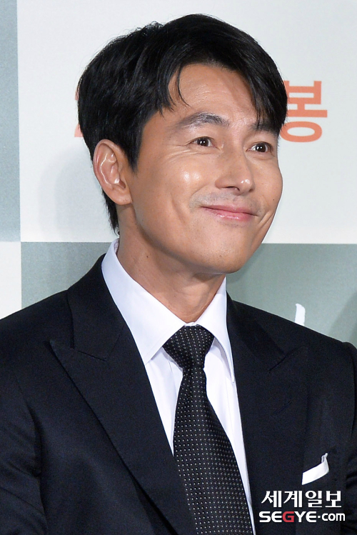 Actor Jung Woo-sung is smiling at the production briefing session of the movie Witness held at the Lotte Cinema Counter in Jayang-dong, Gwangjin-gu, Seoul on the 10th.