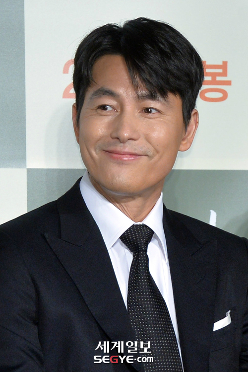 Actor Jung Woo-sung is smiling at the Production briefing session of the movie Witness held at Lotte Cinema Counter in Jayang-dong, Gwangjin-gu, Seoul on the 10th.