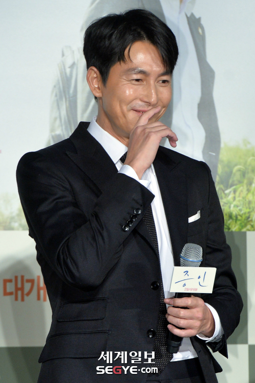 Actor Jung Woo-sung poses at the Production briefing session of the movie Witness held at Lotte Cinema Counter in Jayang-dong, Gwangjin-gu, Seoul on the 10th.