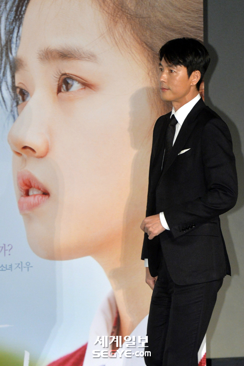 <p>Actor Jung Woo-sung, now 10 days old Seoul with Lotte Cinema Konkuk stores open in the movie witnessof the Production report society to attend to the stage to go to.</p>