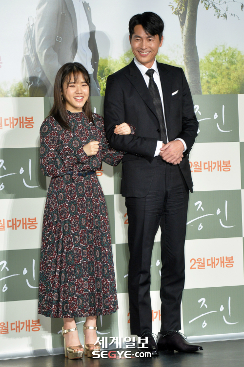 <p>Actor Kim Hyang Gi(left)and Jung Woo-sung, now 10 days old Seoul with Lotte Cinema Konkuk stores open in the movie witnessof the Production report society attend to posing.</p>