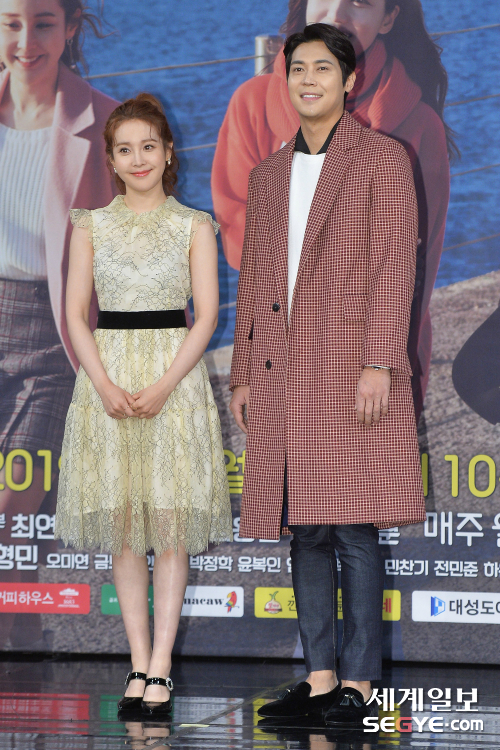 Actors Jo An (left) and Kim Hyun-min pose at the production presentation of MBC daily drama Yong Wang Bow Hasa held at MBCs new building in Sangam-dong, Mapo-gu, Seoul on the afternoon of the 10th.