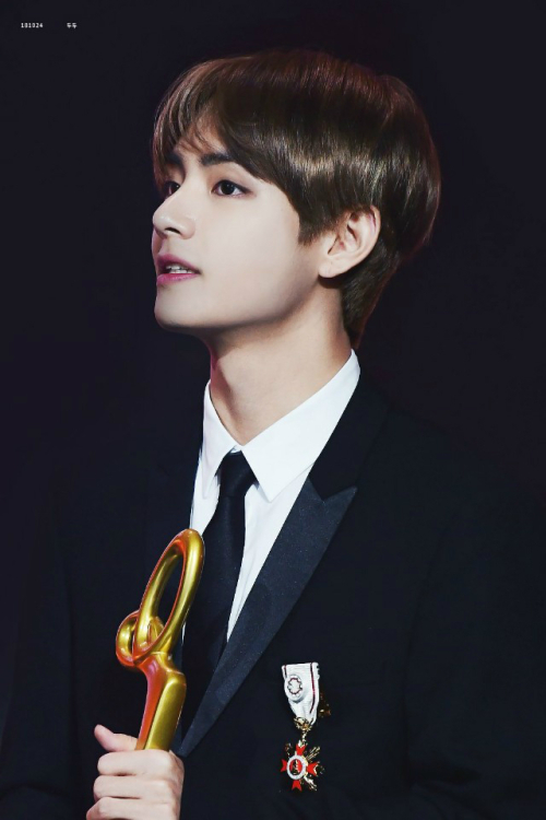 BTS V ranked Best Handsome K-pop Idol (2019) by Overseas Media Spinditty first placeIm on.According to Spinditty, a music media specializing in United States of America, Koreas K-pop market has a lot of talent and handsome Idol, and it has selected 10 excellent people among them.first placeBTS V, Exo Sehun, BTS Jungkook, BTS Jin, and Infinite El were selected as the second, and five or more ranked in the top.This medium is first placeThe fans of World are forced to fall into the great charm of V, and it is undeniable that everyone is enthusiastic about V, he said.Vs seriously handsome appearance, attractive eyes and sexy voice will not be rejected, he added.In addition, BTS Vs real name is Kim Tae-hyung, and BTS members call V the strongest member, as well as his history of being an actor and fluent Japanese skills through the 2016 drama Hwarang.BTS V, which has always been followed by the modifier of handsome since the beginning of DeV, has been praised not only by Korea but also by all World BTS fans such as United States of America, South America, Europe, China and Japan as well as the general public.In addition, many domestic and foreign media mention him as Worlds best handsome man and K-pop representative visual.Last year, BTS V selected Asia Entertainment site Star Momentor 2018 Asias first place, Bulgarias Tamabiji The most beautiful man on Earth first placehas been selected as .