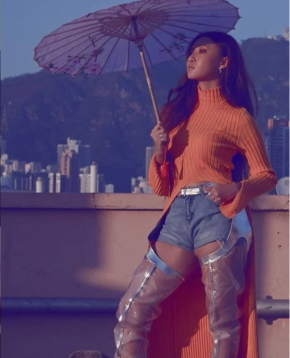 Hwasa released a photo shoot scene on his Instagram on the 9th day.Wearing orange neckties and short hot pants, Hwasa matches a transparent vinyl outfit to bring out Eye-catching.It has created an unusual atmosphere by adding unique fashion materials and mass production that are like boots worn by fishermen.Various fans convey messages such as sexy and express their favor by pressing 4600 likes in a day.
