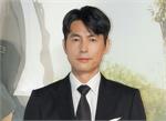 Jung Woo-sung poses at a report on the production of the movie Windness (director Lee Han) at the entrance of Lotte Cinema Counter in Jayang-dong, Seoul on the morning of the 10th.Meanwhile, Witness is scheduled to open in February with a film about a lawyer Sun Ho (Jung Woo-sung), who has to prove the innocence of a possible murder suspect, meeting Ji-woo (Kim Hyang-gi), an autistic girl who is the only witness at the scene of the incident.Written by Park Ji-ae, a photo of a fashion webzine,Jung Woo-sung poses at a report on the production of the movie Windness (director Lee Han) at the entrance of Lotte Cinema Counter in Jayang-dong, Seoul on the morning of the 10th.