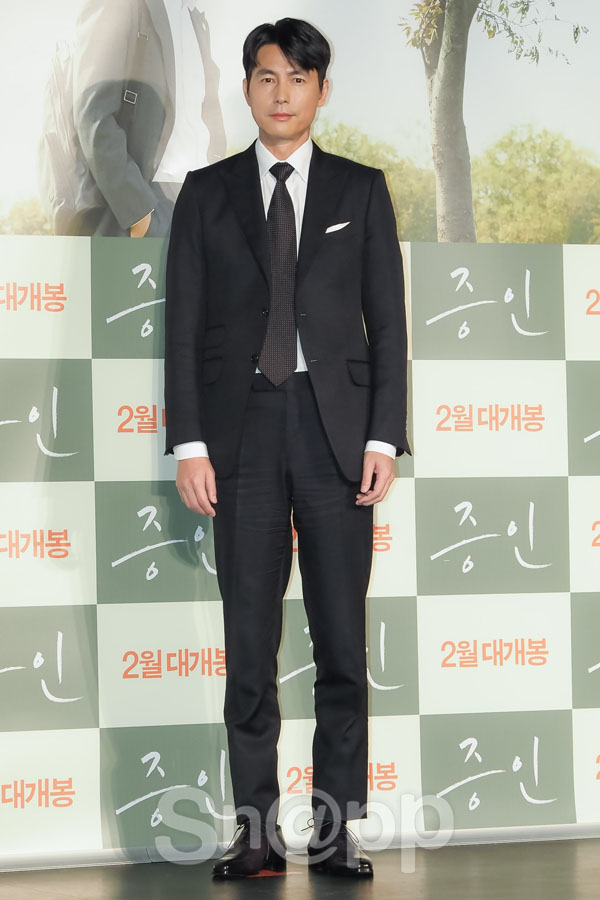 Jung Woo-sung poses at a report on the production of the movie Windness (director Lee Han) at the entrance of Lotte Cinema Counter in Jayang-dong, Seoul on the morning of the 10th.Meanwhile, Witness is scheduled to open in February with a film about a lawyer Sun Ho (Jung Woo-sung), who has to prove the innocence of a possible murder suspect, meeting Ji-woo (Kim Hyang-gi), an autistic girl who is the only witness at the scene of the incident.Written by Park Ji-ae, a photo of a fashion webzine,Jung Woo-sung poses at a report on the production of the movie Windness (director Lee Han) at the entrance of Lotte Cinema Counter in Jayang-dong, Seoul on the morning of the 10th.
