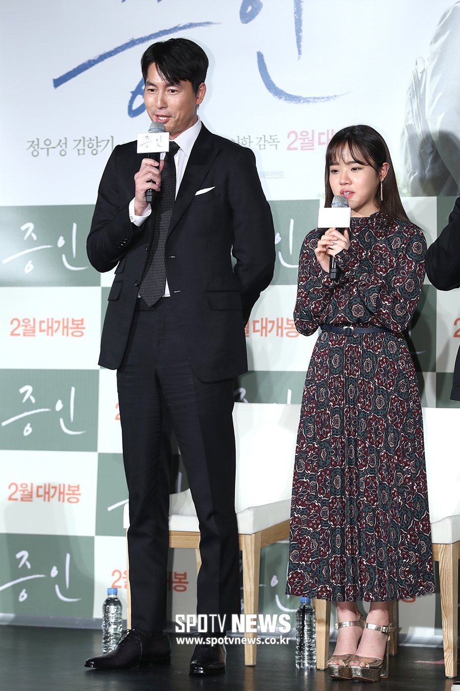 The film Witness production meeting was held at the entrance of Lotte Cinema Counter in Jayang-dong, Gwangjin-gu, Seoul on the afternoon of the 10th.Actors Jung Woo-sung and Kim Hyang Gi are taking the oath.