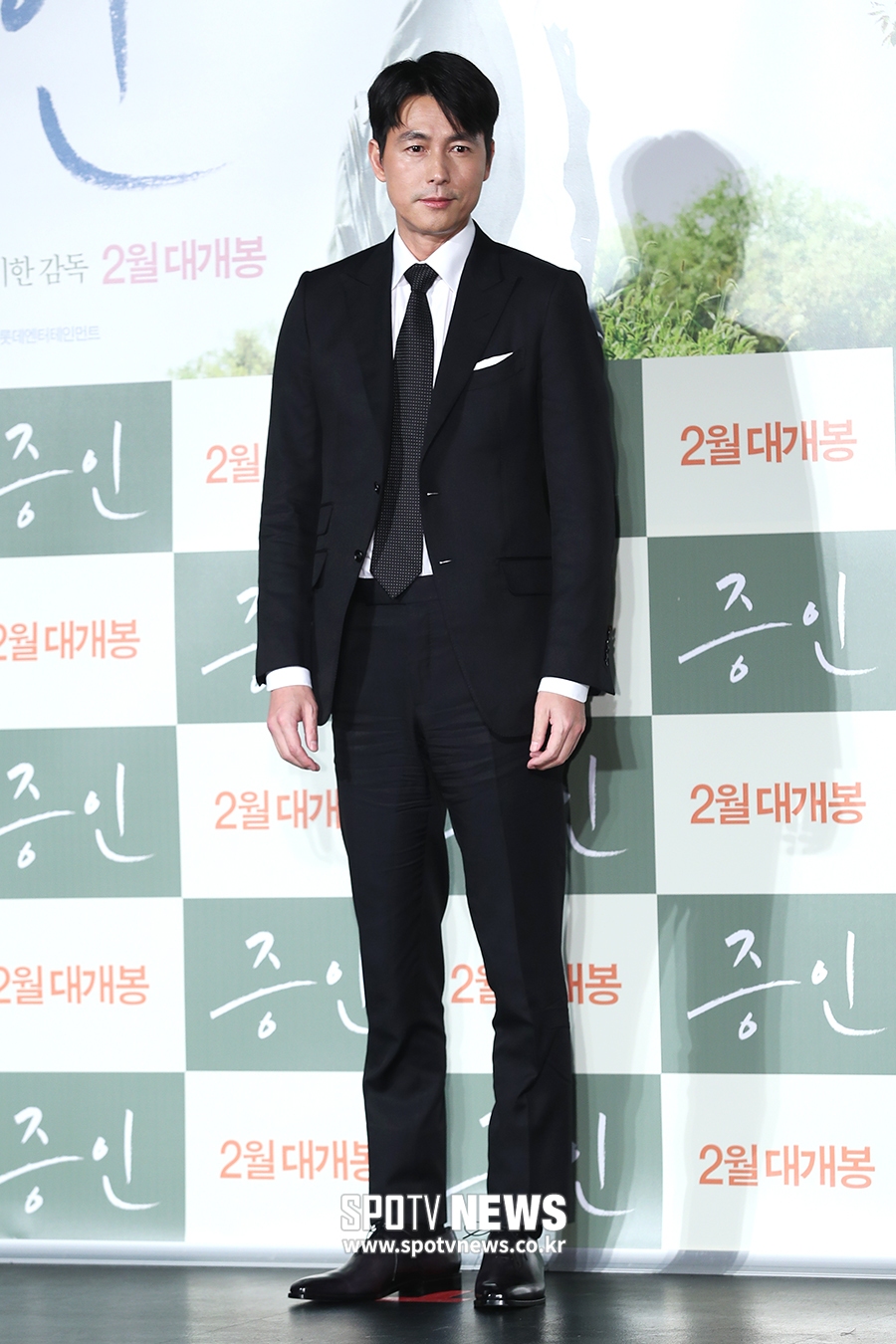 The movie Witness production meeting was held at the entrance of the Lotte Cinema Counter in Jayang-dong, Gwangjin-gu, Seoul on the afternoon of the 10th. Actor Jung Woo-sung poses.
