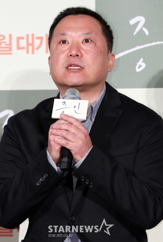 The film Witness (Director Lee Han) production briefing session was held at the entrance of Lotte Cinema Counter in Gwangjin-gu, Seoul on the morning of the 10th.The event was attended by Jung Woo-sung, Kim Hyang Gi and Lee Han.Witness is a film about a lawyer Sun Ho (Jung Woo-sung), who has to prove the innocence of a possible murder suspect, as he meets Jim Hyang Gi, the only witness to the scene of the incident.Lee said, I had a lot of happiness while working with actors. Then, Kim Hyang Gi is sick in Witness.At that time, Kim Hyang Gi looked good. When I saw Jung Woo-sungs eyes, I was unwittingly upset; I was teased a lot, Lee said.Meanwhile, Witness is scheduled to open in February.