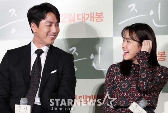 On the morning of the 10th, a report on the production of the movie Witness (Director Lee Han) was held at the entrance of Lotte Cinema Counter in Gwangjin-gu, Seoul.The event was attended by Jung Woo-sung, Kim Hyang Gi and Lee Han.Witness is a film about a lawyer Sun Ho (Jung Woo-sung), who has to prove the innocence of a possible murder suspect, as he meets Jim Hyang Gi, the only witness to the scene of the incident.Kim Hyang Gi was asked to point out better than Actor Ha Jung-woo and Ju Ji-hoon, who had been working together in the movie With God series.Kim Hyang Gi replied, Soft charisma; he added, There are many kinds of charisma.It seems that each of the eyes that are emitted or the appearance of acting has a soft charisma. Meanwhile, Witness is scheduled to open in February.