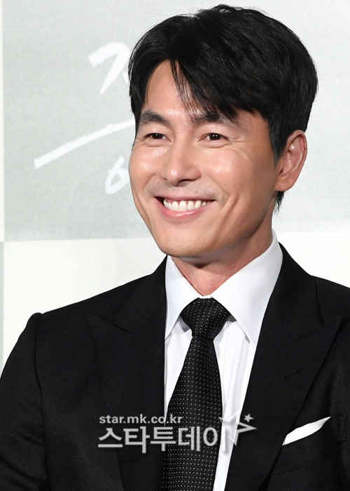 Actor Jung Woo-sung is QA at the production briefing session held at the entrance of Lotte Cinema Counter in Gwangjin-gu, Seoul on the 10th.