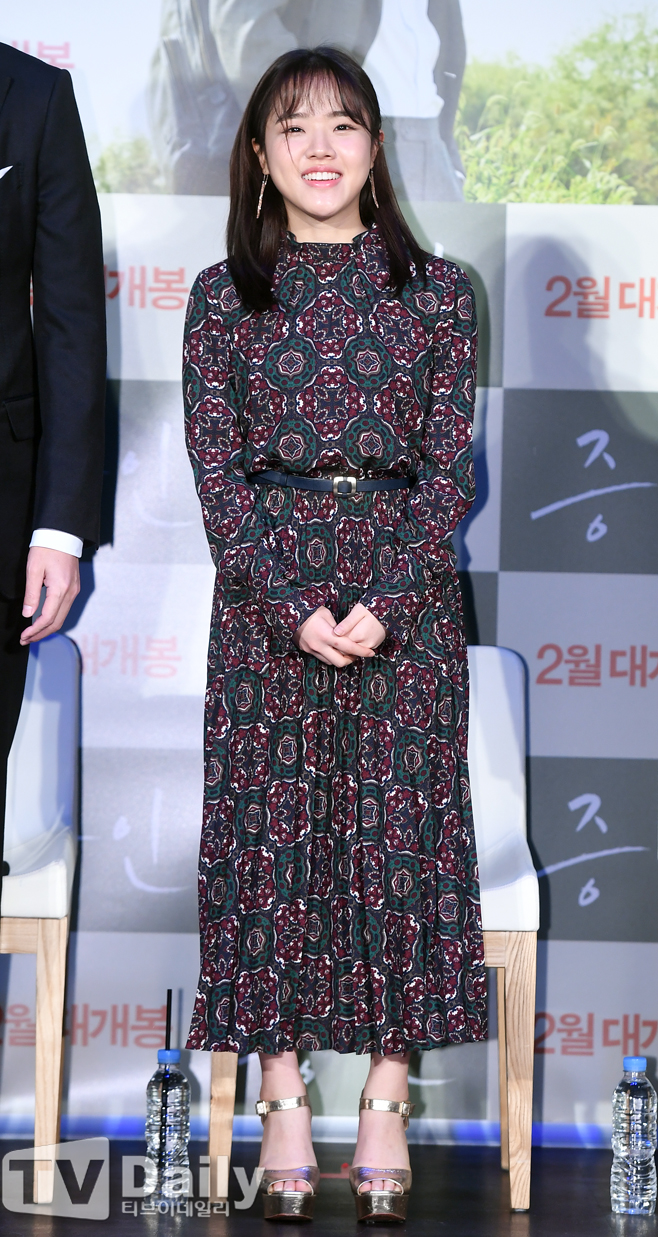 <p> The movie ‘witness’(Director for distribution, Lotte Entertainment) Production report society 10 am, Seoul Gwangjin Lotte Cinema Konkuk entrance in the open.</p><p>This day, this Director, actor Jung Woo-sung, Kim Hyang Gi, etc attended the event.</p><p>‘Witness’is a viable murder suspects innocence must be demonstrated that the lawyers ‘order number’(Jung Woo-sung)is incident to the scene of the only witness who autistic girl in ‘clear’(Kim Hyang Gi), but in a story that unfolds to the Green Film.</p><p>The movie witness Production report society</p>