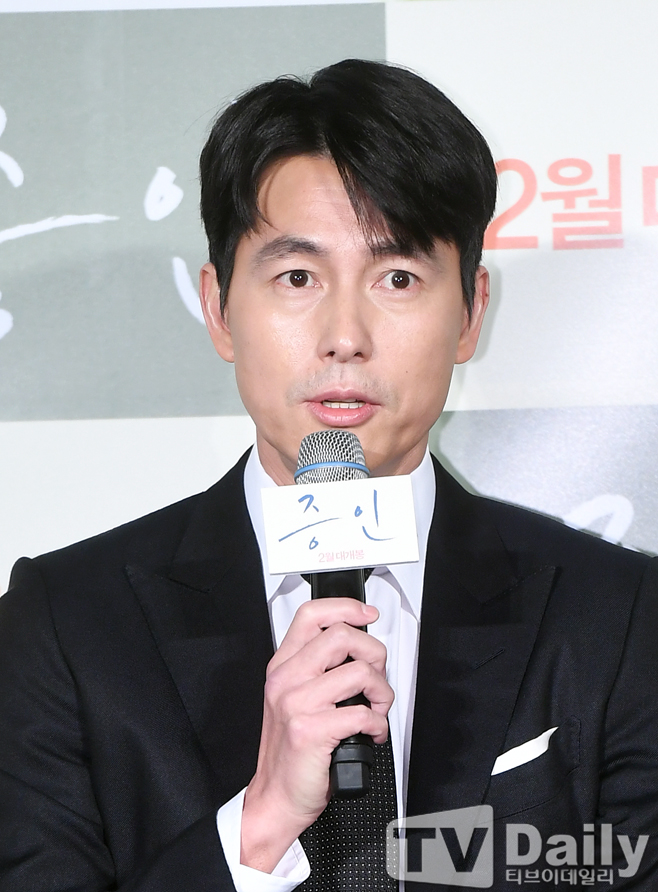 The film Witness (director Lee Han-bae Lotte Entertainment) production report was held at the entrance of Lotte Cinema Counter in Gwangjin-gu, Seoul on the morning of the 10th.On this day, Lee Han, Actor Jung Woo-sung, and Kim Hyang-gi attended the event.Witness is a film about a lawyer Jung Woo-sung, who has to prove the innocence of a possible murder suspect, meeting an autistic girl, Ji-woo (Kim Hyang-gi), who is the only witness to the scene of the incident.[a report on the production of the movie Witness
