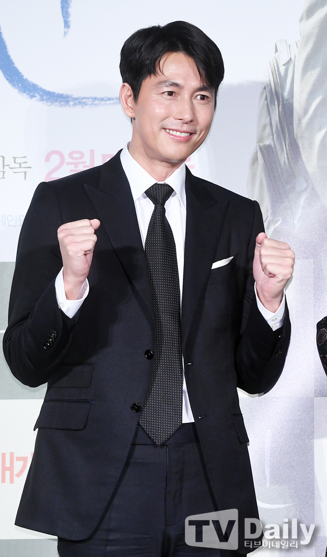 The film Witness (Director Lee Han-hans distribution Lotte Entertainment) Production Briefing Session was held at the entrance of Lotte Cinema Counter in Gwangjin-gu, Seoul on the morning of the 10th.On this day, Lee Han, actor Jung Woo-sung, Kim Hyung Gi and others attended the event.Witness is a film about a lawyer Jung Woo-sung, who has to prove the innocence of a possible murder suspect, as he meets Kim Hyang Gi, an autistic girl who is the only witness to the scene of the incident.[film Witness Production Briefing Session