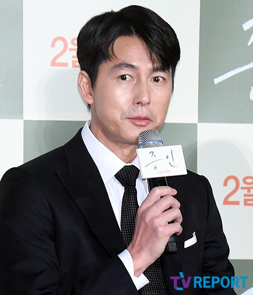 Actor Jung Woo-sung attended the production briefing session of the movie Witness at the entrance of the Lotte Cinema Counter in Jayang-dong, Gwangjin-gu, Seoul on the morning of the 10th.Witness is a work that depicts the story of a large law firm lawyer, Sun Ho (Jung Woo-sung), and autistic girl Jiu (Kim Hyang-gi), the only witness to the murder case, and is scheduled to open in February.