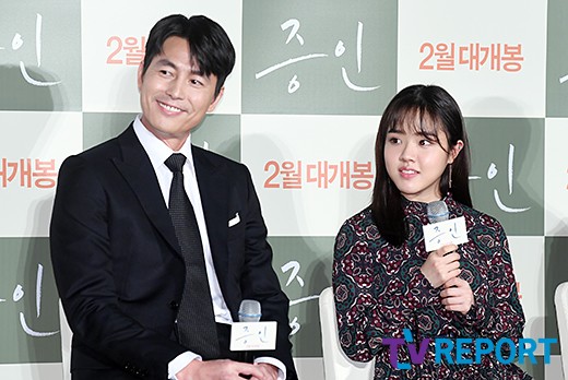 Actors Jung Woo-sung and Kim Hyang Gi attended a report on the production of the movie Witness at the entrance of the Lotte Cinema Counter in Jayang-dong, Gwangjin-gu, Seoul on the morning of the 10th.Witness is a work that depicts the story of a large law firm lawyer, Sun Ho (Jung Woo-sung), and Kim Hyang Gi, the only witness to the murder, and is scheduled to open in February.