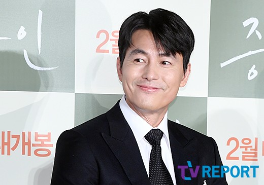 Actor Jung Woo-sung attended the production briefing session of the movie Witness at the entrance of the Lotte Cinema Counter in Jayang-dong, Gwangjin-gu, Seoul on the morning of the 10th.Witness is a work that depicts the story of a large law firm lawyer, Sun Ho (Jung Woo-sung), and autistic girl Jiu (Kim Hyang-gi), the only witness to the murder case, and is scheduled to open in February.