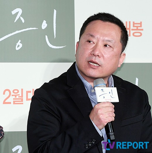 Witness, healed as soon as he read the scenario.Lee Han, Actor Jung Woo-sung and Kim Hyang Gi attended the production report of the movie Windness (director Lee Han, movie rock and studio next to the library) held at the entrance of Lotte Cinema Counter in Jayang-dong, Gwangjin-gu, Seoul on the 10th.Witness is a film about a lawyer Sun Ho (Jung Woo-sung), who has to prove the innocence of a leading suspect, meeting Kim Hyang Gi, the only witness to the scene of the incident.Witness is a megaphone directed by Lee Han, who has been holding social problems with a warm eye through Windy and Elegant Lie.Lee Han throws a topic about true communication through witness.Lee said, I hope that it will be a fun movie to see while empathizing without boredom.Sunho, played by Jung Woo-sung, is a lawyer from Minbyeon who decided to give up his long-held beliefs and become a snob.Sunho visits to witness the autistic girl Jiwoo, who holds the crucial key to the murder case that has been successful.Although we approached to use erase, the process of comforting and communicating through erase is expected to convey a hot echo.When I was doing a Sen Character in the last few years, I felt warm and healed when I read the Witness scenario. I thought this feeling was necessary for us.Recently, there was a breathtaking tension, and witness was a feeling of breathing. Jung Woo-sung said, He is a compromise person for the lives of individuals. He is a person who grows up looking back on the essence and value of life while meeting Ji-woo at the point of compromise.I was able to postpone the emotional wave that I experienced while meeting Jiu. It was not easy, but I felt comfortable. I was unwittingly upset when I saw Jung Woo-sung looking at Ji-woo in the play. I was teased a lot.He wasnt modeled on one person. He wasnt 100% sure of himself.I was really happy when Mr. Scent expressed his feelings as the scenario was visualized. Jung Woo-sung and Kim Hyung Gi praised him.The relationship between Jung Woo-sung and Kim Hyang Gi is also different: 17 years ago, Kim Hyang Gi made his debut CF with Jung Woo-sung when he was 29 months old.Kim Hyang Gi said, I was scared on a strange filming scene and I did not fall next to my mother.I tried to replace him with another child actor, but his uncle Jung Woo-sung said he handed him a hand to join him.I laughed and said that I followed my uncle Jung Woo-sungs hand. Lee Han, who has co-worked with Kim Hyang Gi once with elegant lie, praised Kim Hyang Gi as I thought Kim Hyang Gi was a genius, but I found out that he made a great effort.Kim Hyang Gi said: It was the bishops intention to express erase freely; it was most important to express erase in the situation.Jiwoo is a child who does not express well on the outside, but he feels a lot of thoughts and feelings inside.I tried to express it through hand movements and facial expressions. Lee said, The story is the most fun for me, and I am the one who makes the best of what I feel.Jung Woo-sung said, The director is a warm-hearted person. Some directors challenge various genres regardless of their own tendency, but Lee Han continues to work with his natural tendency.I think this is the color of the bishop in itself. Witness will be released Feb.