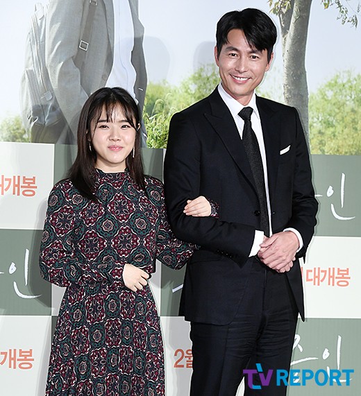 Actors Kim Hyang Gi and Jung Woo-sung attended a report on the production of the movie Witness at the entrance of the Lotte Cinema Counter in Jayang-dong, Gwangjin-gu, Seoul on the morning of the 10th.Witness is a work that depicts the story of a large law firm lawyer, Sun Ho (Jung Woo-sung), and Kim Hyang Gi, the only witness to the murder, and is scheduled to open in February.