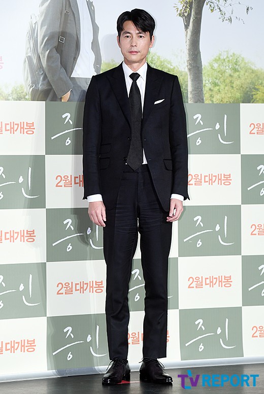 Actor Jung Woo-sung attended a report on the production of the movie Witness at the entrance of Lotte Cinema Counter in Jayang-dong, Gwangjin-gu, Seoul on the morning of the 10th.Witness is a work that depicts the story of Sun Ho (Jung Woo-sung), a lawyer at a large law firm, and Ji-woo (Kim Hyang-gi), the only witness to the murder case, and is scheduled to open in February.