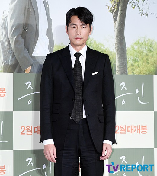 Actor Jung Woo-sung attended a report on the production of the movie Witness at the entrance of Lotte Cinema Counter in Jayang-dong, Gwangjin-gu, Seoul on the morning of the 10th.Witness is a work that depicts the story of a large law firm lawyer, Sun Ho (Jung Woo-sung), and autistic girl Jiu (Kim Hyang-gi), the only witness to the murder case, and is scheduled to open in February.