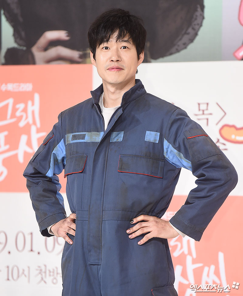 9th day At the Amoris Hall in Time Square, Yeongdeungpo-dong, Seoul, Actor Yoo Jun-sang, who attended the production presentation of KBS 2TVs new Wednesday-Thursday evening drama What is the weather, poses.