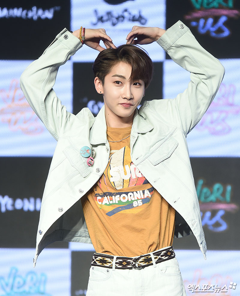 On the afternoon of the 9th, a showcase was held at Ilji Art Hall in Cheongdam-dong, Seoul to commemorate the release of the groups first Mini album VERI-US.Berry Berry Ho Young, who attended the showcase on the day, is posing.