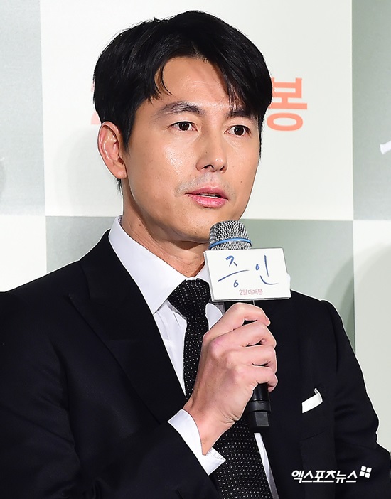 Jung Woo-sung expressed his feelings of participating in Witness.The film Witness (director Lee Han) Production Briefing session was held at the entrance of Lotte Cinema Counter in Gwangjin-gu, Seoul on the 10th.Director Lee Han, actor Jung Woo-sung and Kim Hyung Gi attended the ceremony.On this day, Jung Woo-sung said, I have only been a strong character or a strong movie, but the witness was a warm and healing movie.I thought this was a feeling that we need all of these days, and it seemed to be a movie that can be rested while being healed personally.I wanted to give you such warmth, he added.Witness is a film about a lawyer Sun Ho (Jung Woo-sung), who has to prove the innocence of a possible murder suspect, unfolding as he meets Kim Hyang Gi, the only witness to the scene of the incident.