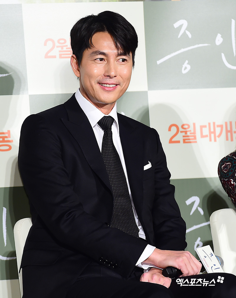 Jung Woo-sung, who attended the movie Witness production briefing session held at the entrance of Lotte Cinema Counter in Seoul, Jayang-dong, on the 10th, is smiling.