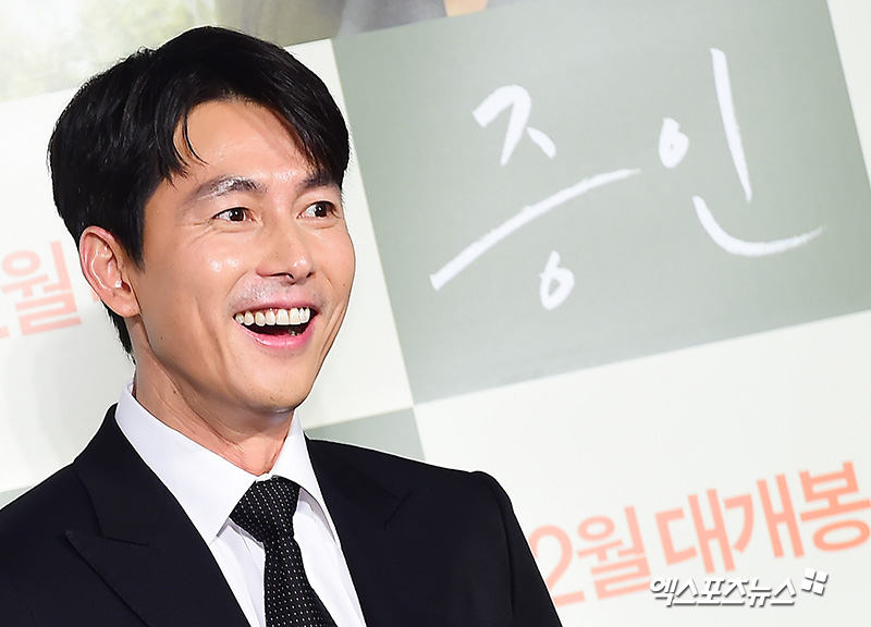 Jung Woo-sung, who attended the Production briefing session of the movie Witness held at the entrance of Lotte Cinema Counter in Jayang-dong, Seoul on the 10th, is showing a smile.