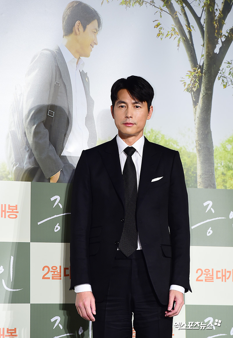 Jung Woo-sung, who attended the film Witness production meeting held at the entrance of Lotte Cinema Counter in Jayang-dong, Seoul on the 10th, has photo time.